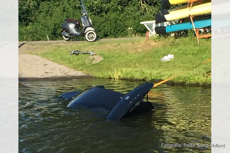 Boot én auto te water bij Nollenbrug