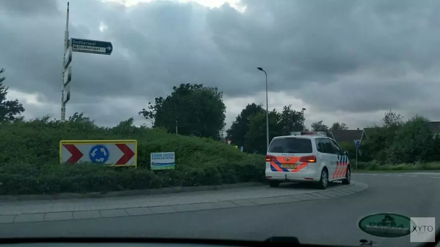 Mesttransport ramt personenauto op rotonde in Oudkarspel
