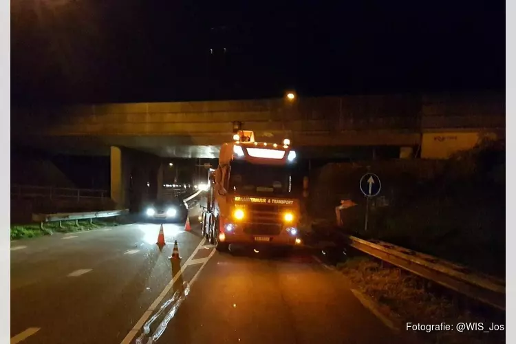 Heimachine raakt spoorviaduct Waarland