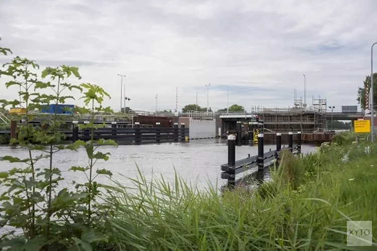 Eindelijk weer werkzaamheden bij Leeghwaterbrug: bouwvakkers storten beton