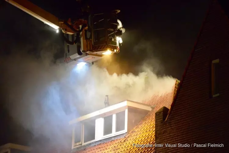 Uitslaande brand op zolder in Alkmaarse woning: omliggende huizen ontruimd
