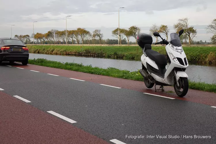 Uitwijkende brommer valt in gras bij lichte botsing in Koedijk