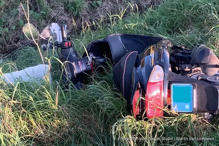 Vrouw loopt hoofdwond op na val met snorscooter