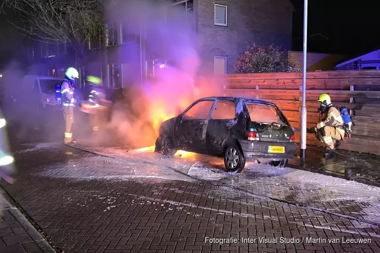 Auto vliegt in brand in Noord-Scharwoude