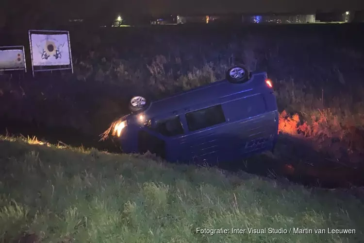 Busje op zijn kop in sloot Heerhugowaard