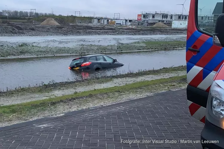 Auto rolt vanaf parkeerplaats te water