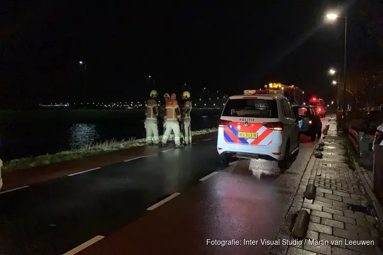 Auto te water in Koedijk, bestuurder naar ziekenhuis