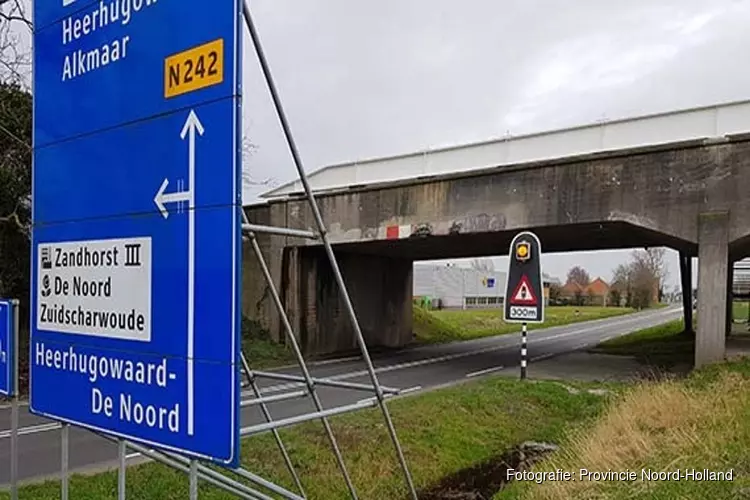 Langebalkbrug (N242) in Heerhugowaard in avond en nacht dicht