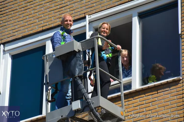 Voormalig profwielrenner Steven Rooks bezoekt moeder met hoogwerker