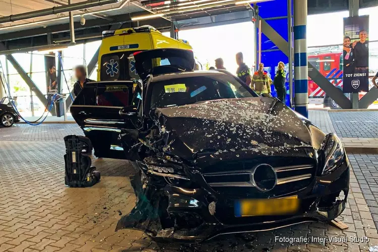 Auto botst tegen muur bij wasstraat Heerhugowaard