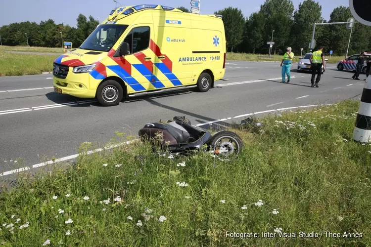 Scooterrijdster zwaargewond na aanrijding met auto in Oudkarspel