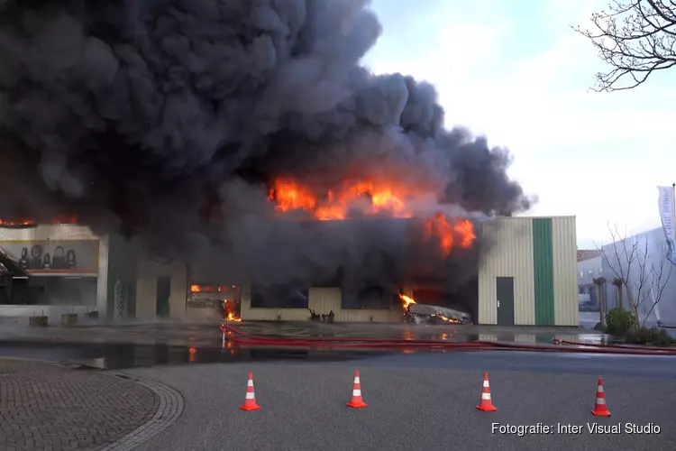 Burgemeester Kompier toont medeleven na uitslaande brand Broek op Langedijk