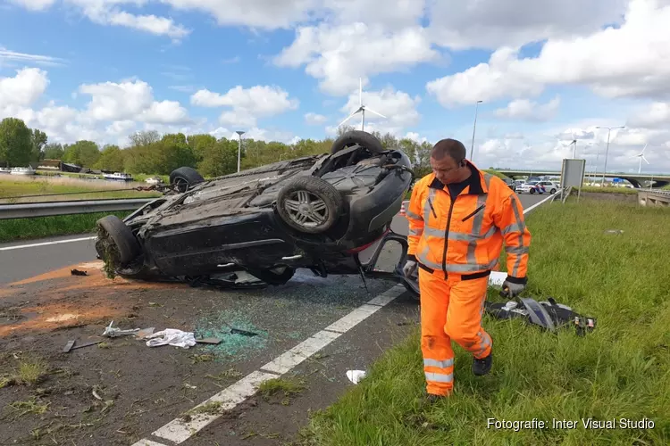 Auto meerdere keren over de kop op N242