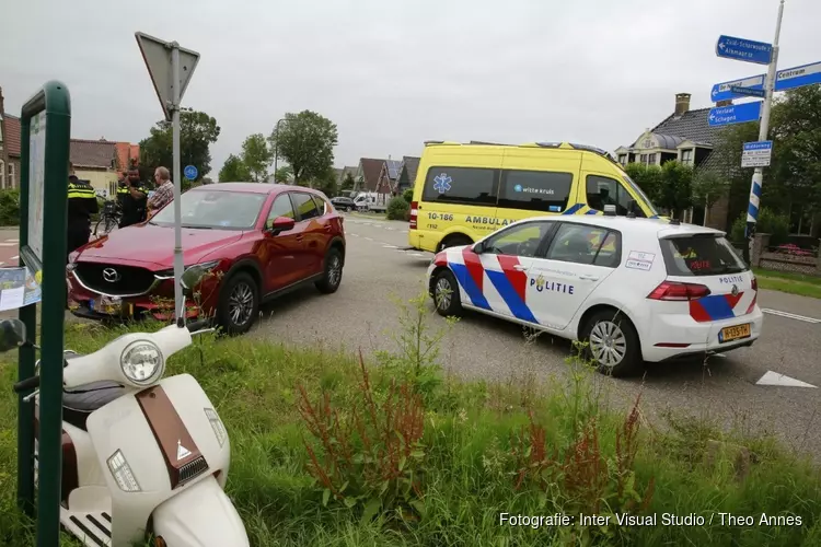 Scooterrijdster gewond na botsing met auto