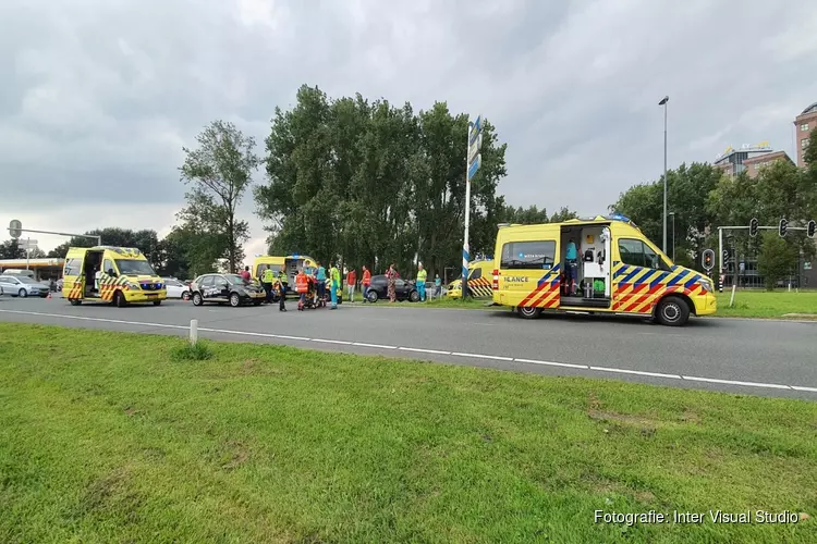 Twee zwaargewonden bij ongeval verkeersplein Kooimeer