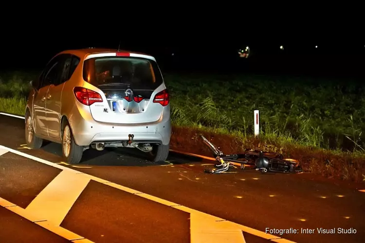 Fietser raakt zwaargewond na botsing met auto in Noord-Scharwoude