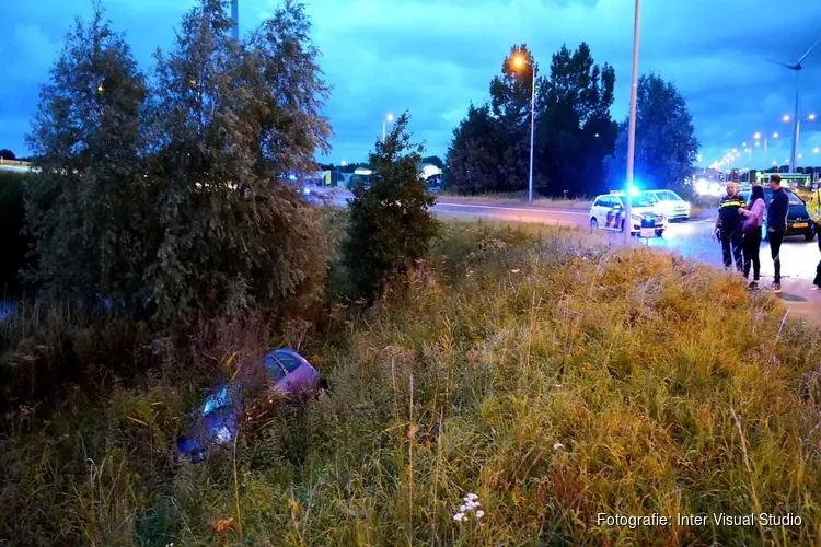 Auto uit de bocht bij afrit N242