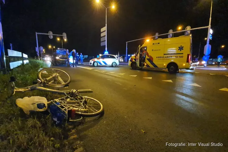 Fietser geschept tijdens oversteken N242, weg richting Alkmaar afgesloten