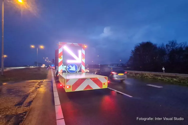 Kettingbotsing en klapband vrachtwagen zorgen voor veel vertraging.