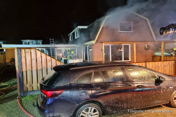 Meerdere eenheden ter plaatse bij woningbrand aan Melkpad in Zuid-Scharwoude