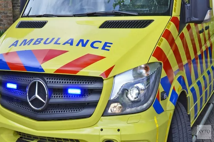 Auto op de kop in de sloot langs N242, bestuurder gewond