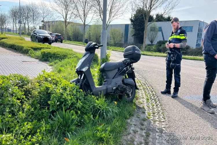 Scooterrijder gewond na botsing in Broek op Langedijk