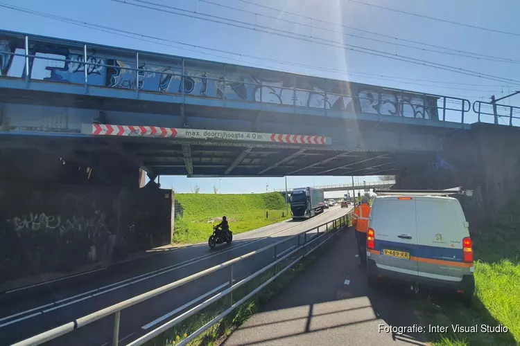 Vrachtwagen rijdt tegen spoorviaduct in Heerhugowaard