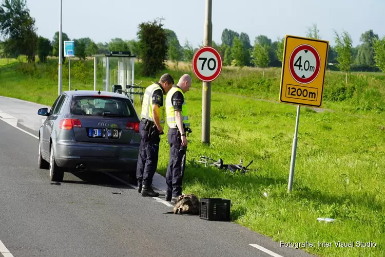 Fietser zwaargewond na aanrijding op N242