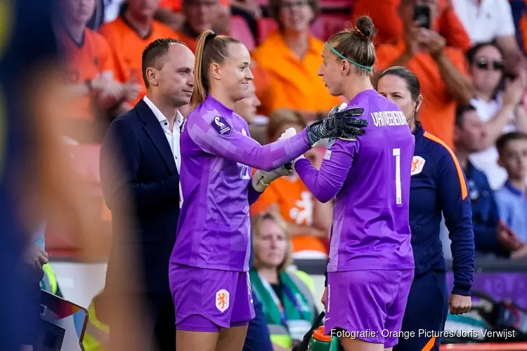 Van der Gragt en EK-debutante Van Domselaar spelen gelijk met Oranje