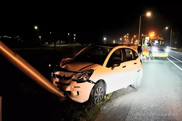 Automobiliste rijdt tegen lantaarnpaal op Provincialeweg