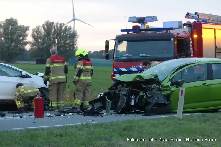 Twee gewonden bij frontale botsing in Oudkarspel