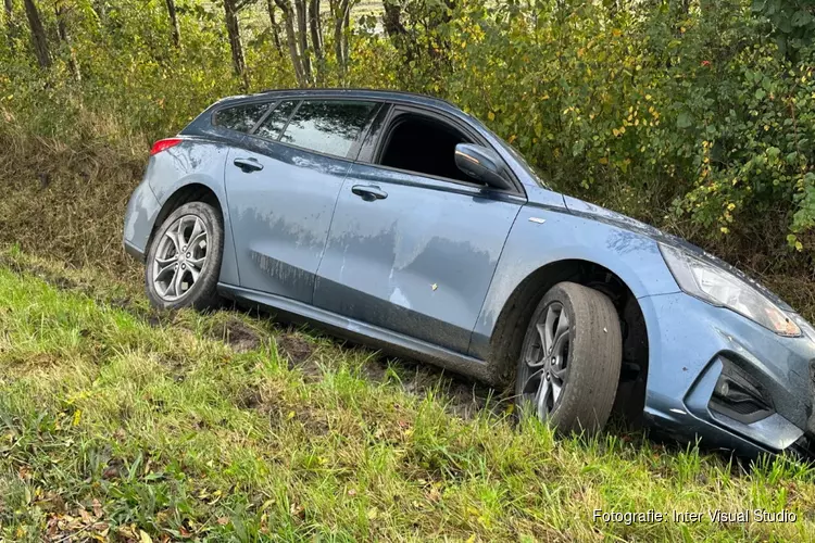 Automobilist belandt in greppel langs Westelijke Randweg in Oudkarspel