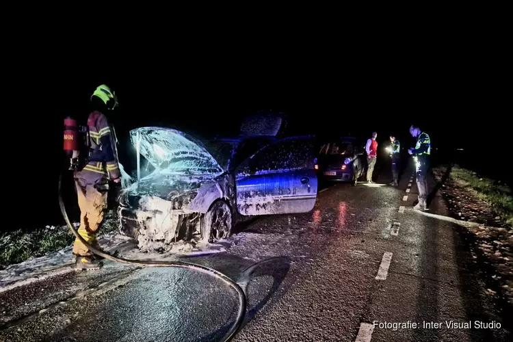 Auto vat vlam tijdens het rijden in Zuid-Scharwoude