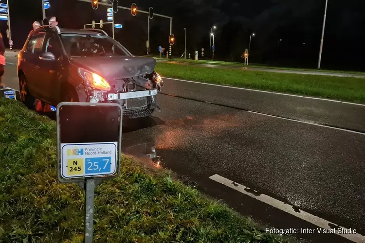 Bestuurder bestelbus op de vlucht na botsing in Oudkarspel