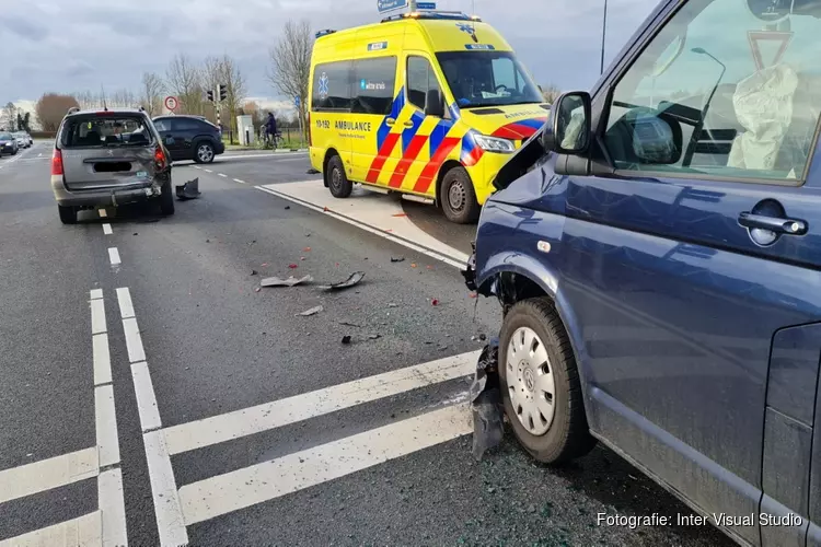 Kopstaartbotsing op N242 tussen auto en bestelbus