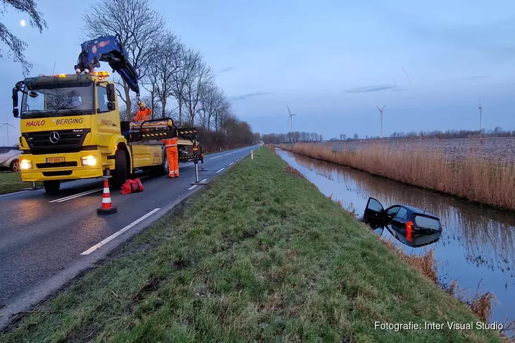 Bestuurder raakt met auto te water in Oudkarspel