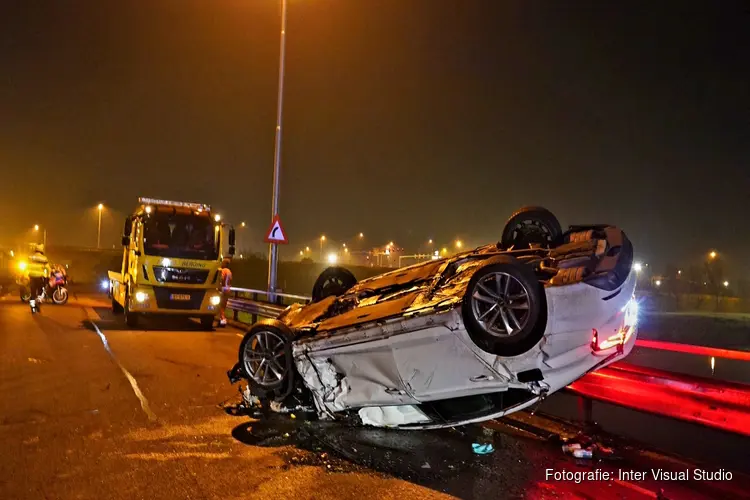 Auto crasht op N242, bestuurder mogelijk onder invloed