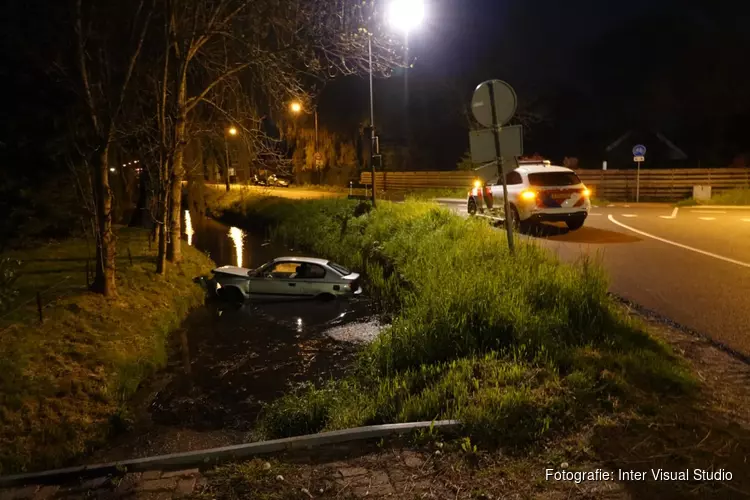 Auto te water op Verlaat, bestuurder naar ziekenhuis