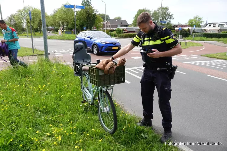 Fietsster aangereden op rotonde in Zuid-Scharwoude