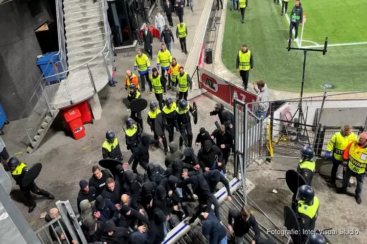 Politie start opsporingsteam na ongeregeldheden AZ-West Ham United