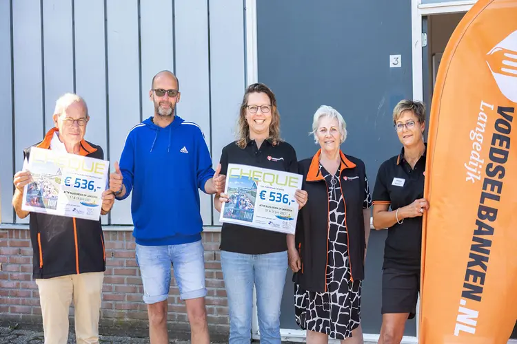 Vrijwilligers sluis halen ruim duizend euro op voor voedselbanken in Dijk en Waard