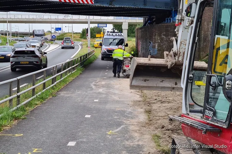 Scooterrijder ernstig gewond na botsing met graafmachine langs N242