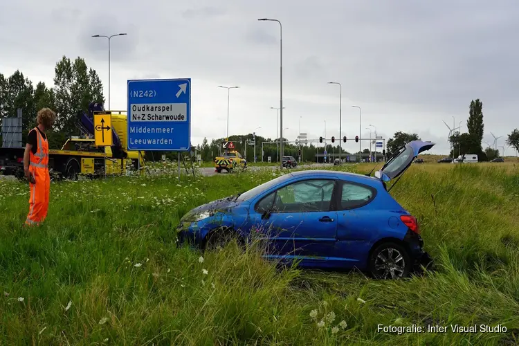 Auto te water langs N245 bij Noord-Scharwoude