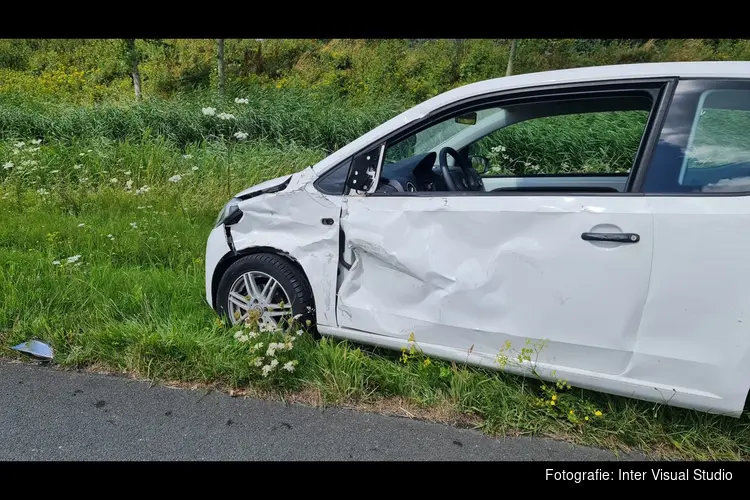 Aanrijding tussen drie auto&#39;s en een aanhanger