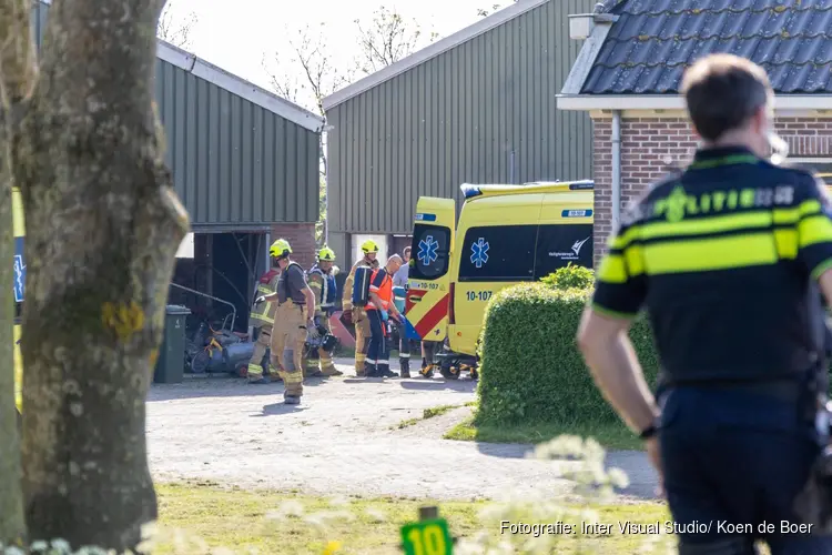 Silo's ingestort bij boerderij in Ursem, jongen zwaargewond