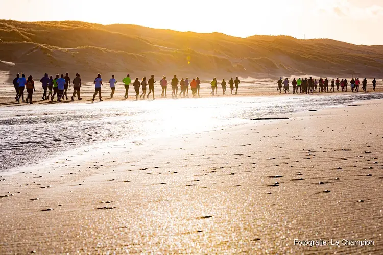 Het nieuwe sportjaar start voor 21.500 strandracers en hardlopers in Egmond aan Zee