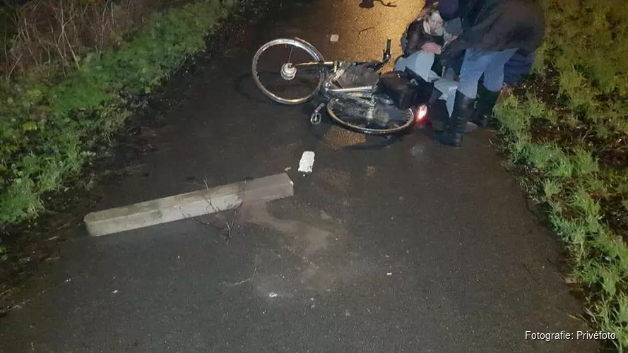 Wie heeft er betonnen palen op het fietspad neergelegd?