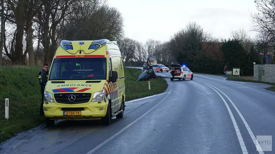 Modder op de weg, auto in de greppel