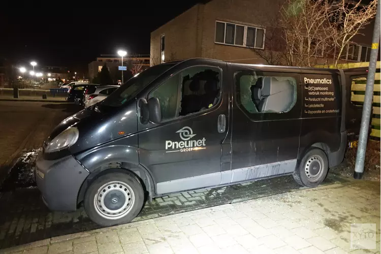 Bestelbus in brand in Zuid-Scharwoude