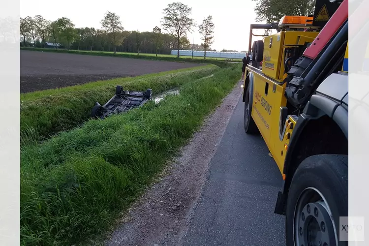 Auto ondersteboven in het water